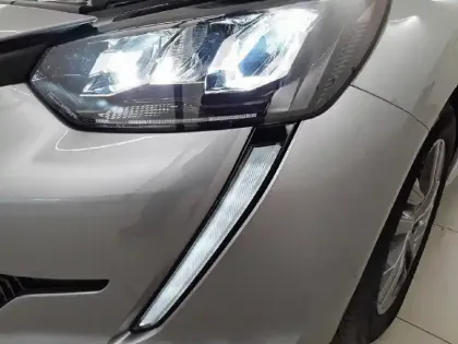 Photo 46 Peugeot 208  PureTech 100 S&S BVM6