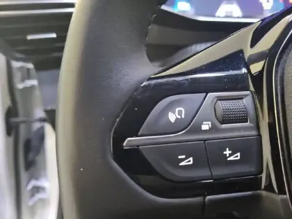 Photo 45 Peugeot 208  PureTech 100 S&S BVM6