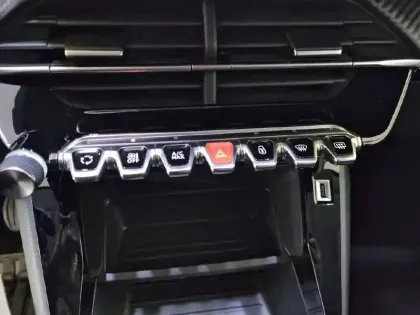 Photo 56 Peugeot 208  PureTech 75 S&S BVM5