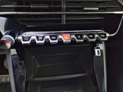 Photo 43 Peugeot 2008  BlueHDi 110 S&S BVM6