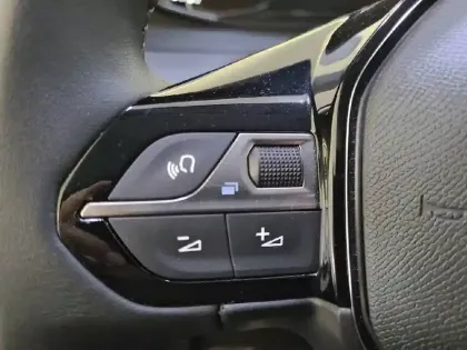 Photo 83 Peugeot 208  PureTech 100 S&S BVM6