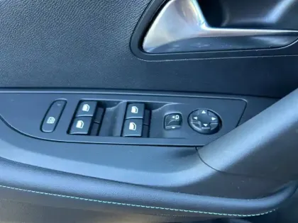 Photo 39 Peugeot 2008  Electrique 136 ch