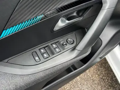 Photo 13 Peugeot 2008  Electrique 136 ch