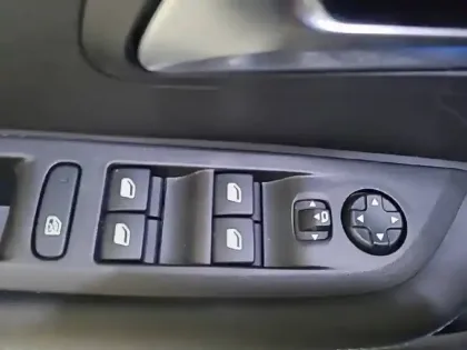 Photo 75 Peugeot 208  PureTech 100 S&S BVM6