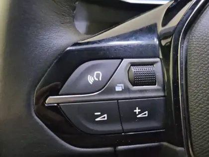 Photo 45 Peugeot 208  PureTech 100 S&S BVM6