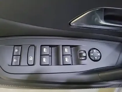 Photo 51 Peugeot 308  Electrique 54 kWh 156ch