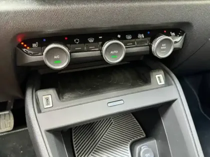 Photo 95 Citroën C4 e- 136 ch Automatique