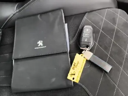 Photo 15 Peugeot 208  PureTech 130 S&S EAT8 GT Pack