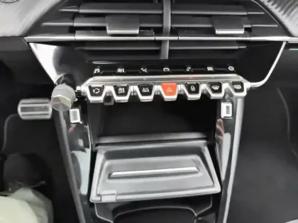 Photo 12 Peugeot 208  PureTech 130 S&S EAT8 GT Pack