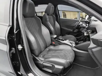 Photo 8 Peugeot 208  PureTech 130 S&S EAT8 GT Pack