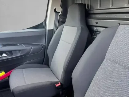 Photo 31 Peugeot Partner E- FOURGON M 800 KG 136 CH BATTERIE 50 KWH