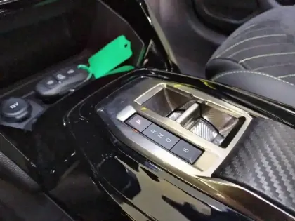 Photo 33 Peugeot 208  Electrique 51 kWh 156ch