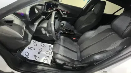 Photo 8 Peugeot 2008  PureTech 130 S&S BVM6