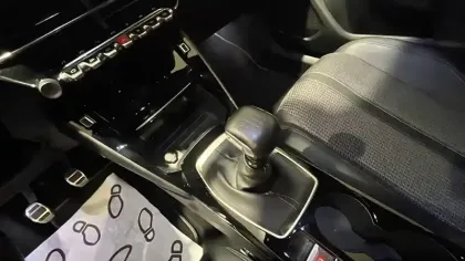 Photo 12 Peugeot 2008  PureTech 130 S&S BVM6