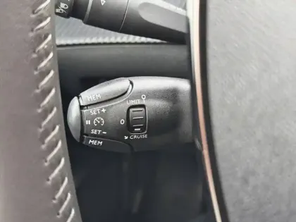Photo 39 Peugeot 208  PureTech 100 S&S BVM6