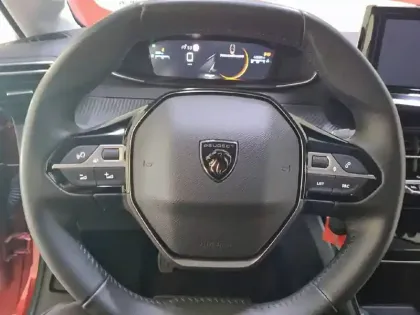 Photo 8 Peugeot 208  PureTech 100 S&S BVM6