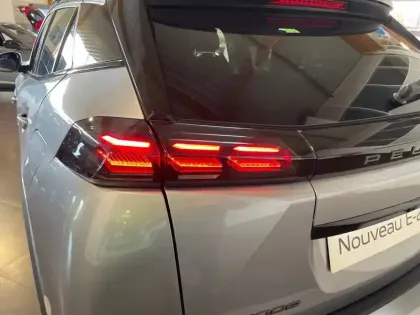 Photo 39 Peugeot 2008  Electrique 50 kWh 136 ch