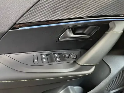 Photo 44 Peugeot 2008  Electrique 50 kWh 136 ch