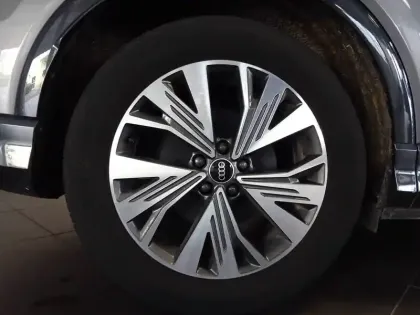 Photo 4 Audi Q4  e-tron 50 quattro 299 ch 82 kW