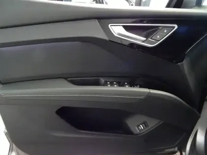 Photo 10 Audi Q4  e-tron 50 quattro 299 ch 82 kW