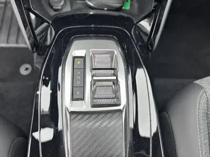 Photo 33 Peugeot 2008  Electrique 54 kWh 156 ch