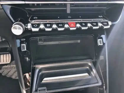 Photo 34 Peugeot 2008  Hybrid 136 e-DCS6