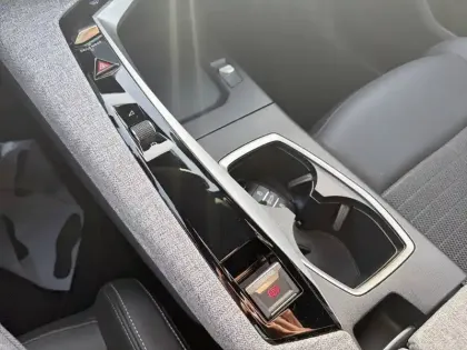 Photo 24 Peugeot 3008  Hybrid 136 e-DCS6