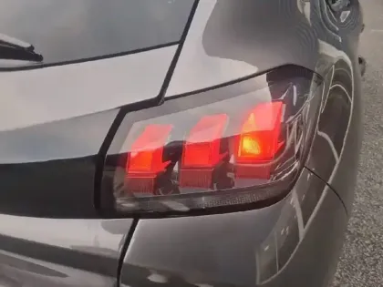 Photo 16 Peugeot 208  PureTech 75 S&S BVM5