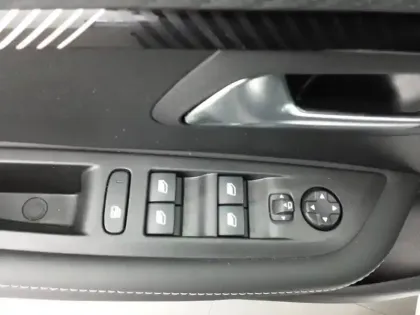 Photo 37 Peugeot 208  Hybrid 100 e-DCS6