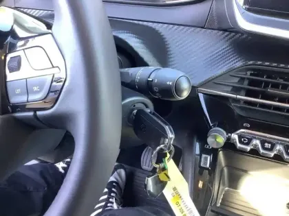 Photo 39 Peugeot 208  PURETECH 75 S&S BVM5