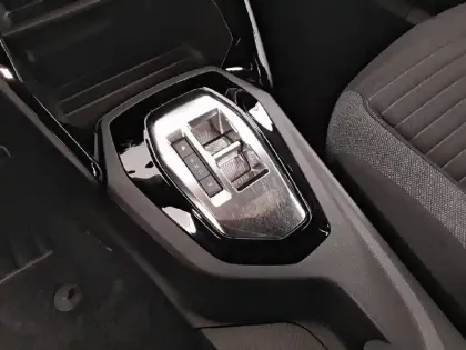 Photo 33 Peugeot 2008  Hybrid 136 e-DCS6