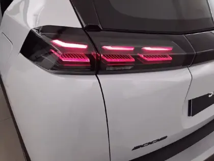 Photo 36 Peugeot 2008  Hybrid 136 e-DCS6