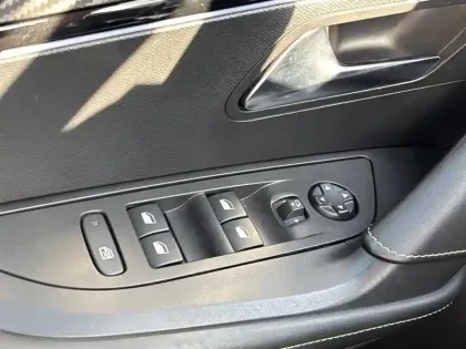 Photo 19 Peugeot 2008  PureTech 130 S&S BVM6 GT