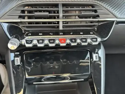 Photo 12 Peugeot 2008  PureTech 130 S&S BVM6 GT