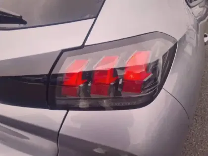 Photo 16 Peugeot 208  PureTech 75 S&S BVM5