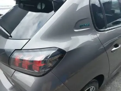 Photo 16 Peugeot 208  PureTech 75 S&S BVM5