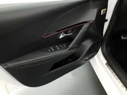 Photo 12 Peugeot 208  Electrique 50 kWh 136ch GT