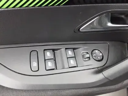 Photo 12 Peugeot 2008  PureTech 100 S&S BVM6