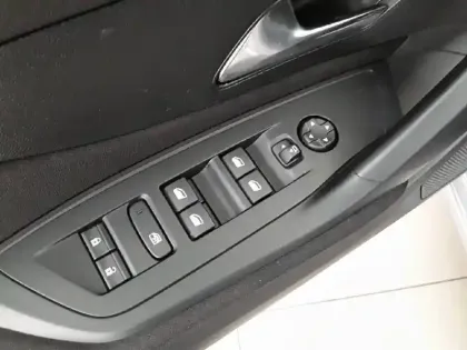Photo 31 Peugeot 308  PHEV 180 e-EAT8