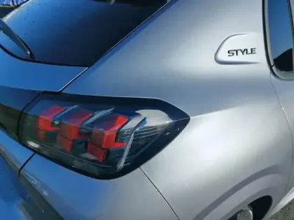 Photo 16 Peugeot 208  PureTech 75 S&S BVM5