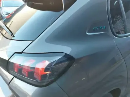 Photo 36 Peugeot 208  PureTech 75 S&S BVM5