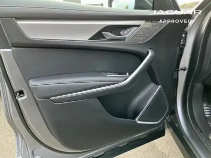 Photo 9 Jaguar F-Pace  P400e Plug-in-Hybrid R-Dynamic SE BVA8 AWD
