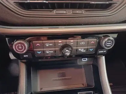 Photo 51 Jeep Compass  1.3 PHEV T4 240 ch 4xe eAWD