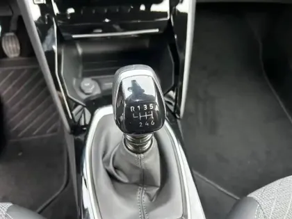 Photo 33 Peugeot 2008  PureTech 100 S&S BVM6