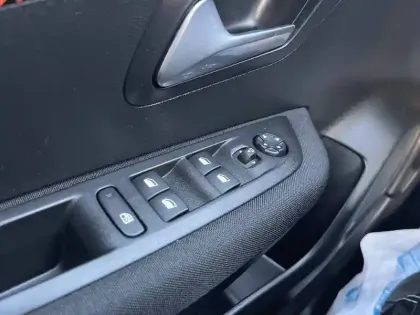 Photo 21 Peugeot 208  Electrique 50 kWh 136ch