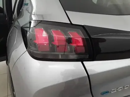 Photo 14 Peugeot 208  Electrique 50 kWh 136ch