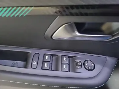 Photo 46 Peugeot 208  PureTech 100 S&S EAT8