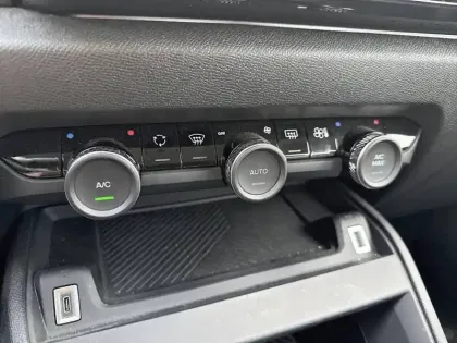 Photo 39 Citroën C4 e- 136 ch Automatique