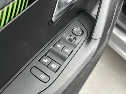 Photo 37 Peugeot 2008  Hybrid 136 e-DCS6