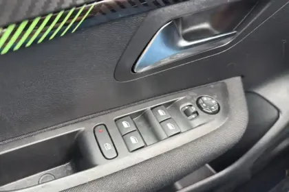 Photo 100 Peugeot 208  Hybrid 100 e-DCS6